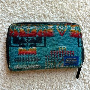 Genuine Pendleton women’s secretary wallet. Good condition! Zip closure